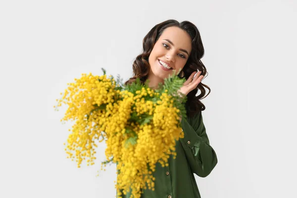 Mulher Bonita Com Flores Mimosa Fundo Claro — Fotografia de Stock