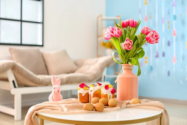 Paastaart Eieren Vaas Met Mooie Tulpen Tafel — Stockfoto