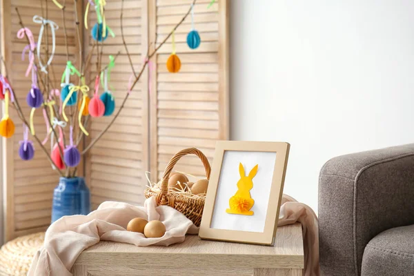 Mand Met Paaseieren Fotolijstje Tafel — Stockfoto