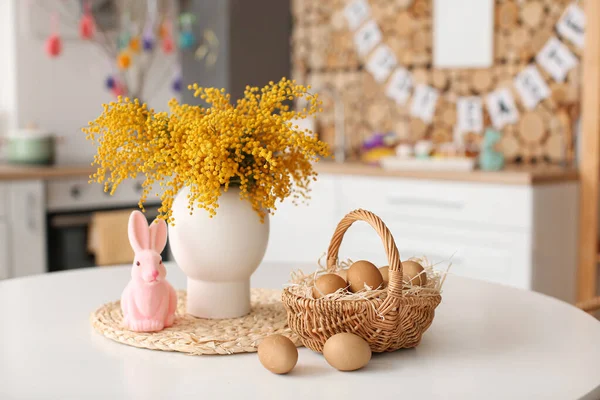 Húsvéti Nyúl Tojáskosár Váza Mimózavirággal Étkezőasztalon — Stock Fotó