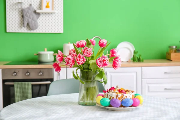 Váza Tulipánnal Húsvéti Torta Tojás Étkezőasztalon Konyhában — Stock Fotó