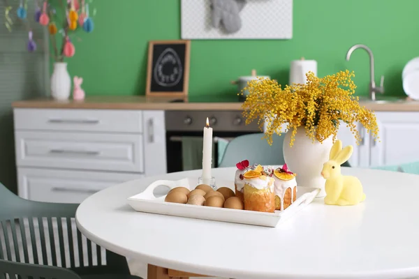 Bandeja Con Pasteles Pascua Huevos Velas Encendidas Flores Mimosas Mesa — Foto de Stock