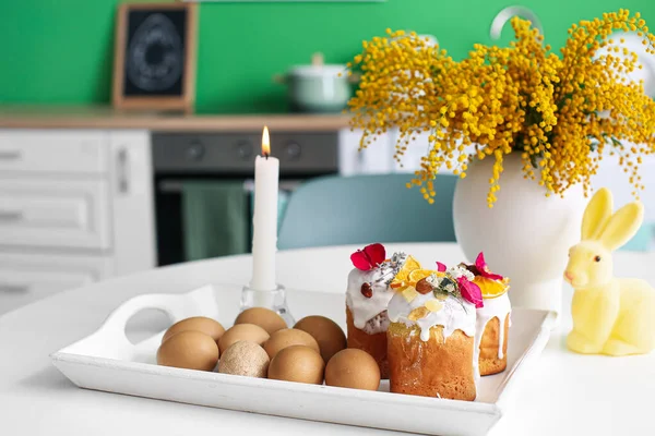 부활절 케이크 촛불을 태우고 미모사 식탁에 요리하는 — 스톡 사진