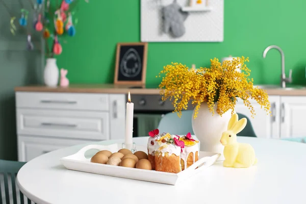 Bandeja Con Pasteles Pascua Huevos Velas Encendidas Flores Mimosas Mesa — Foto de Stock