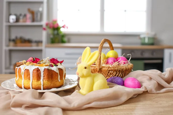 Пасхальный Торт Кролик Корзина Яйцами Кухонном Столе — стоковое фото