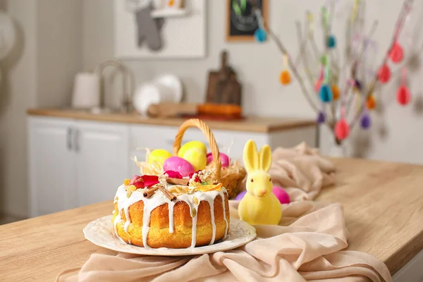 Пасхальный Торт Кролик Корзина Покрашенными Яйцами Кухонном Столе Крупный План — стоковое фото