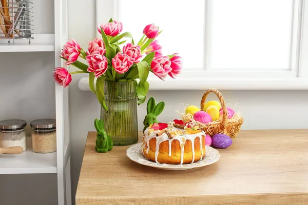 Пасхальный Торт Корзина Яйцами Тюльпанами Кухонном Столе Возле Белой Стены — стоковое фото