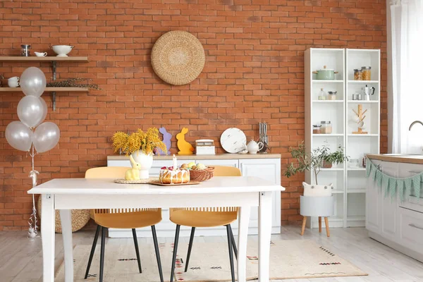 Pastel Pascua Cesta Con Huevos Flores Mimosa Mesa Comedor Interior — Foto de Stock