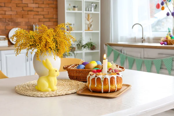 Пасхальный Торт Кролик Красивые Цветы Мимозы Обеденном Столе Кухне — стоковое фото