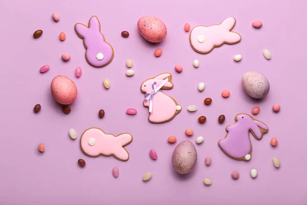 맛있는 부활절 쿠키와 보라색 배경의 토끼와 모양으로 대화를 나누는 — 스톡 사진