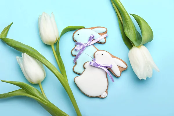 Leckere Osterkekse Form Von Hase Und Blumen Auf Blauem Hintergrund — Stockfoto