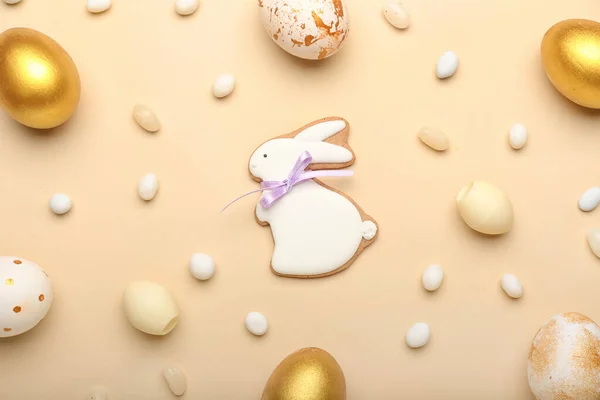 Lezzetli Paskalya Kurabiyesi Bej Arka Planda Tavşan Şeker Yumurta Şeklinde — Stok fotoğraf