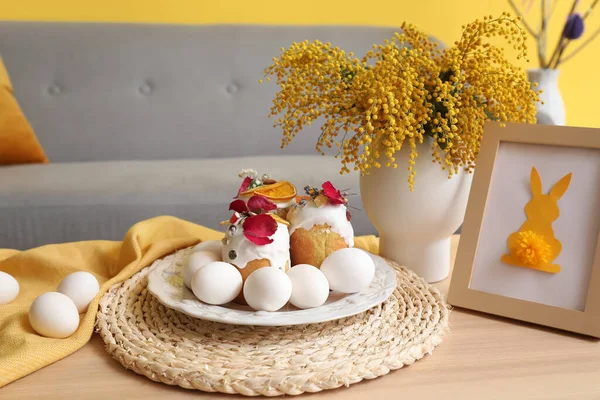 Bord Met Paastaart Eieren Fotolijstje Mimosa Bloemen Houten Tafel — Stockfoto