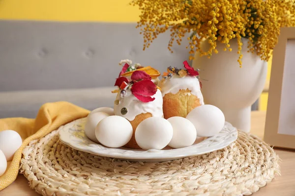Placa Con Pastel Pascua Huevos Mesa Madera — Foto de Stock