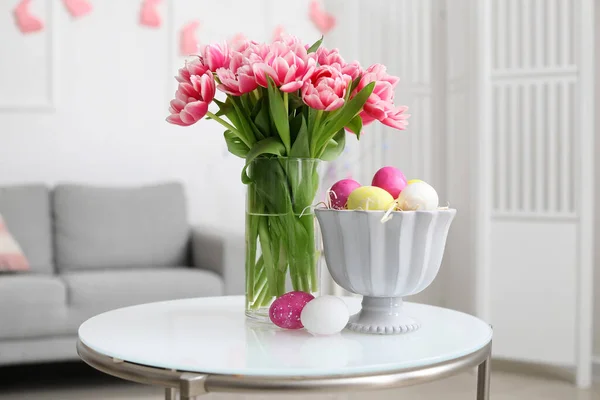 Vaas Met Tulpen Paaseieren Tafel Kamer — Stockfoto