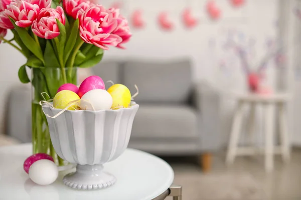 Vase Mit Tulpen Und Ostereiern Auf Dem Tisch Zimmer Nahaufnahme — Stockfoto