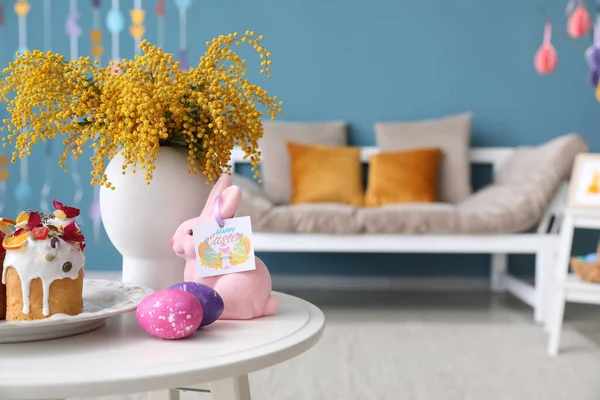 Húsvéti Tojás Sütemény Nyúl Üdvözlőlap Szöveggel Happy Easter Asztalon Szobában — Stock Fotó