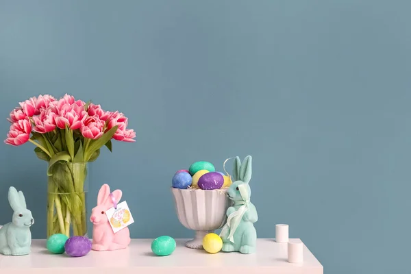 Ваза Красивыми Тюльпанами Пасхальными Яйцами Кроликами Полке Возле Цветной Стены — стоковое фото