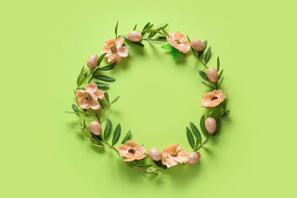 Prachtige Krans Met Paaseieren Bloemen Groene Achtergrond — Stockfoto