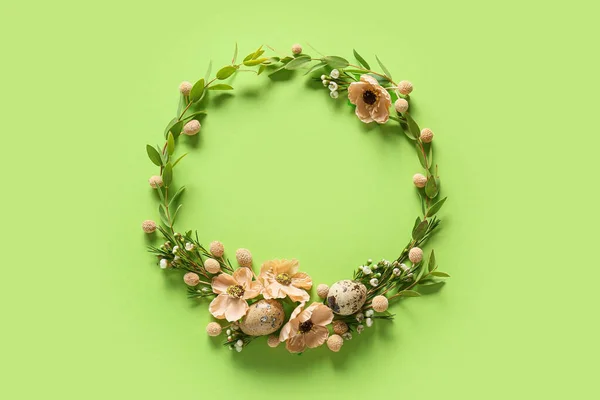 Prachtige Krans Met Paaseieren Bloemen Groene Achtergrond — Stockfoto