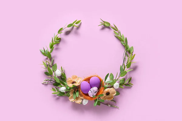 Bella Ghirlanda Con Uova Pasqua Fiori Sfondo Viola — Foto Stock
