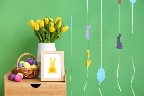 Boeket Tulpen Fotolijstje Mand Met Paaseieren Bij Kleurwand — Stockfoto