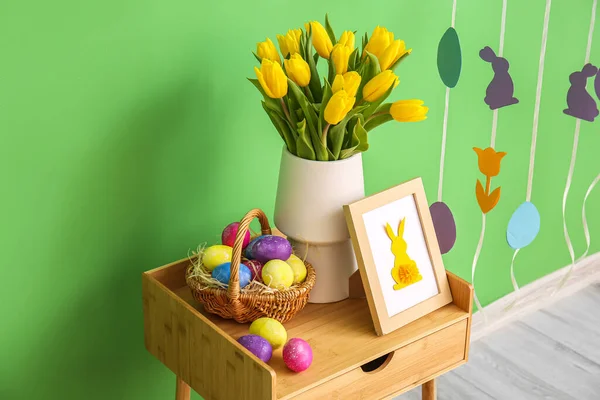 Korb Mit Ostereiern Fotorahmen Und Vase Mit Tulpen Auf Tisch — Stockfoto