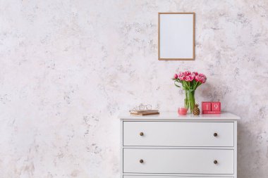 laleli vazo, kitap, gözlük ve gözlüklü takvim.