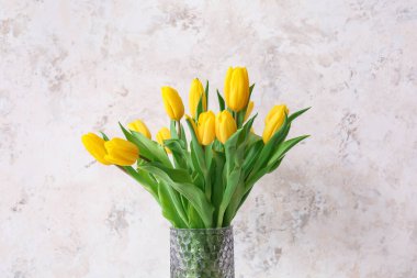 Grunge arka planında güzel çiçekli vazo