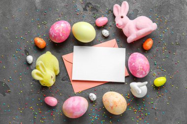 Koyu arkaplanda yumurta ve dekor olan güzel bir Paskalya kompozisyonu