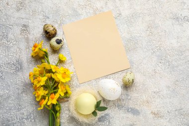 Boş kartıyla güzel bir Paskalya kompozisyonu, açık arkaplanda yumurtalar ve çiçekler