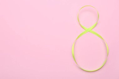 Pembe arka planda 8 numaralı figür. Uluslararası Kadınlar Günü kutlamaları