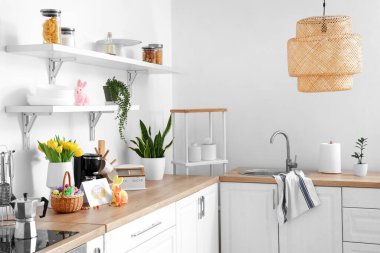 Laleli vazo, Paskalya yumurtası, tebrik kartı ve mutfak tezgahında şık bir dekor.