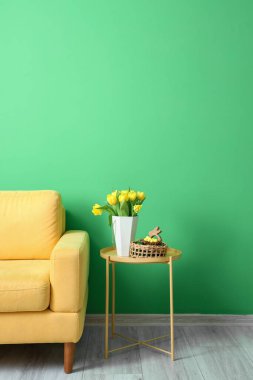 Laleli vazo, Paskalya yumurtalı sepet ve koltuğun yanındaki tavşanlı.