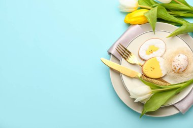 Mavi arkaplanda Paskalya kurabiyeleri olan şık masa ayarları
