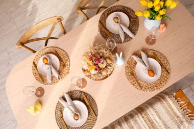 Yemek masasında paskalya pastası ve yumurta.