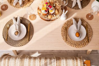 Paskalya kutlaması için masa üzerindeki şenlik.