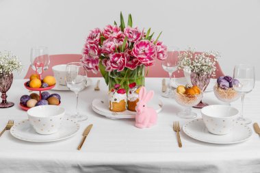 Paskalya kutlaması için güzel laleleri olan şık bir masa.