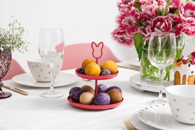 Bayram sofrasında Paskalya yumurtalarının yanında dur.