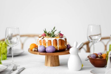 Paskalya pastası, yumurta ve tavşanın yanında dur.