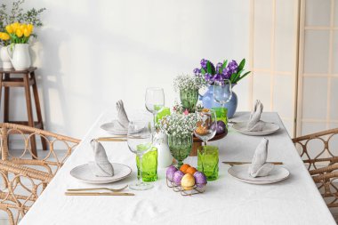 Paskalya kutlaması için çiçeklerle dolu güzel bir masa.