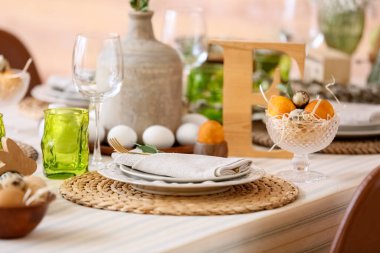 Paskalya kutlaması için sofrada tabak ve çatal bıçak takımı var.