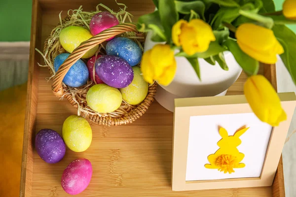 Καλάθι Πασχαλινά Αυγά Κορνίζα Και Βάζο Τουλίπες Στο Τραπέζι — Φωτογραφία Αρχείου