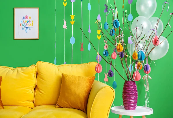 Cómodo Sofá Ramas Árbol Con Decoración Pascua Cerca Pared Color — Foto de Stock