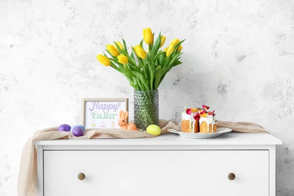 Váza Tulipánnal Húsvéti Sütemények Tojások Képkeret Fiókok Mellett Világos Fal — Stock Fotó