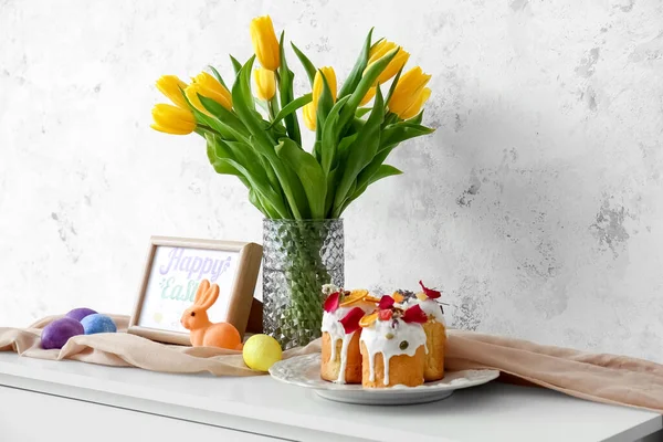 Ваза Тюльпанами Пасхальные Торты Яйца Фоторамка Комоде Возле Светлой Стены — стоковое фото