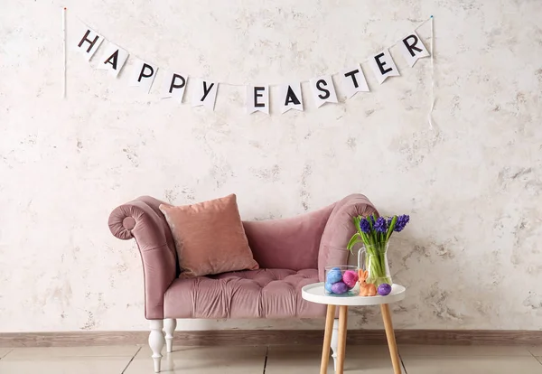 Křeslo Stůl Malovanými Vejci Věncem Textem Happy Easter Světelné Stěny — Stock fotografie