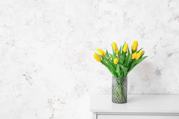 Vase Beautiful Tulips Chest Drawers Grunge Wall — Stock Photo, Image