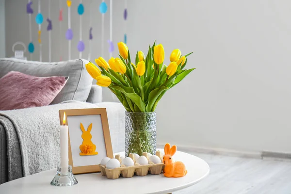 Holder Húsvéti Tojással Képkeret Váza Tulipánnal Égő Gyertya Nappaliban — Stock Fotó