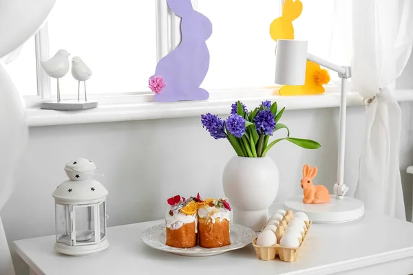 Plate Easter Cakes Holder Eggs Beautiful Flowers Table Light Wall — Stock Photo, Image